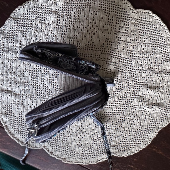 Vera Bradley small crossbody purse wallet b/w/blue floral excellent condition - Picture 12 of 14